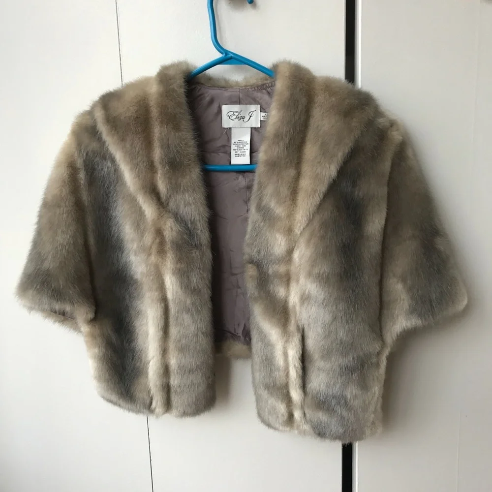 NWOT Eliza J Faux Fur Capelet - Picture 6 of 7